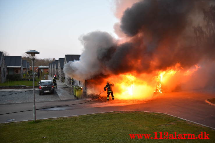 Voldsom brand i garage. Lillegårdsvej på Uhrhøj i Vejle. 28/04-2021. Kl. 20:48.