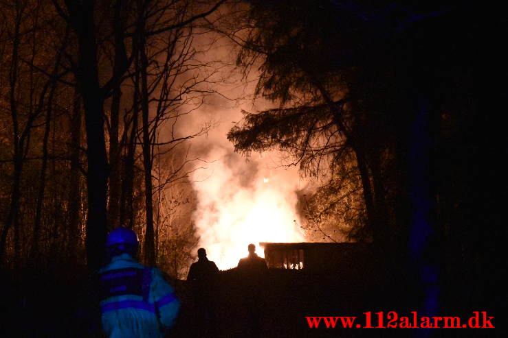 Brand i Villa. Grønnedalen i Vejle. 29/04-2021. Kl. 00:27.