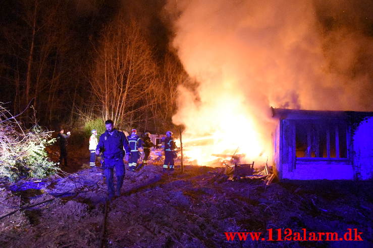 Brand i Villa. Grønnedalen i Vejle. 29/04-2021. Kl. 00:27.