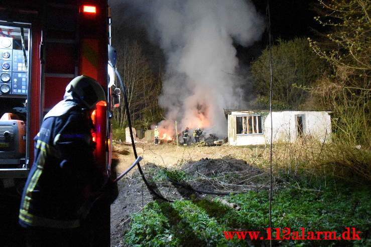 Brand i Villa. Grønnedalen i Vejle. 29/04-2021. Kl. 00:27.