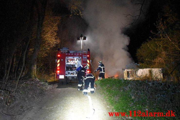 Brand i Villa. Grønnedalen i Vejle. 29/04-2021. Kl. 00:27.