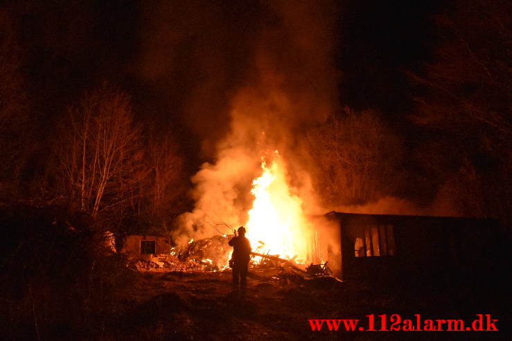 Brand i Villa. Grønnedalen i Vejle. 29/04-2021. Kl. 00:27.