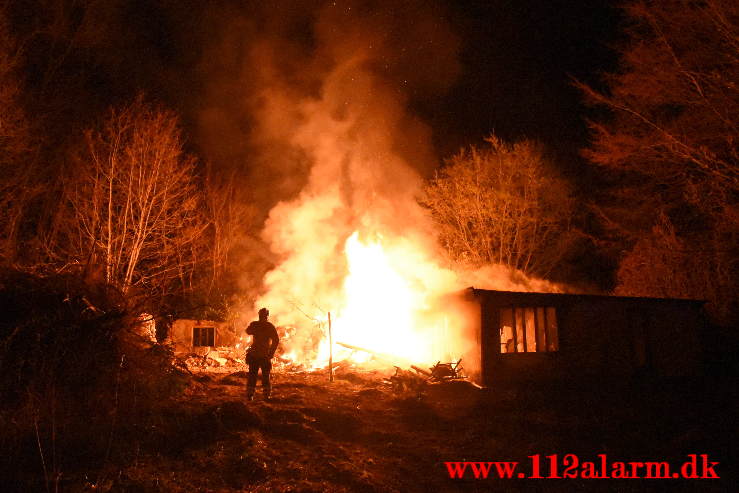 Brand i Villa. Grønnedalen i Vejle. 29/04-2021. Kl. 00:27.