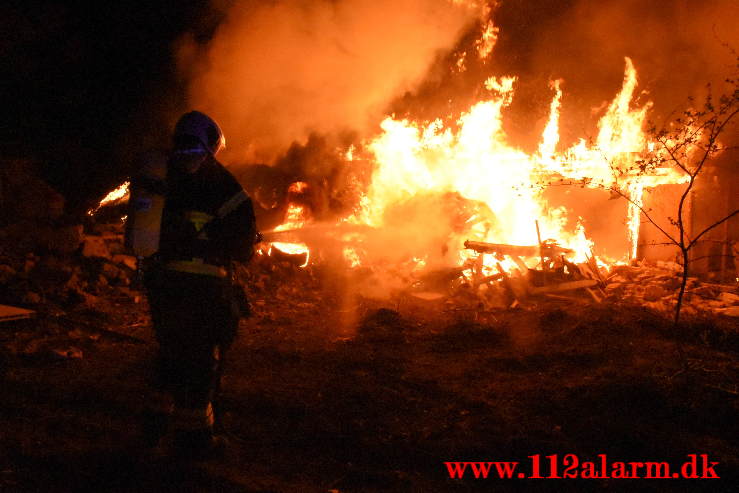 Brand i Villa. Grønnedalen i Vejle. 29/04-2021. Kl. 00:27.