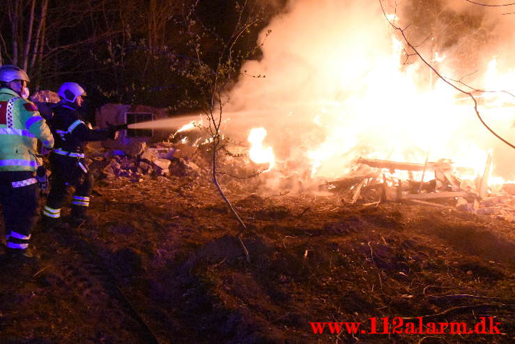 Brand i Villa. Grønnedalen i Vejle. 29/04-2021. Kl. 00:27.