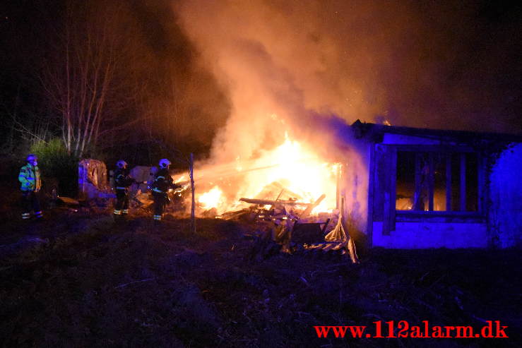 Brand i Villa. Grønnedalen i Vejle. 29/04-2021. Kl. 00:27.