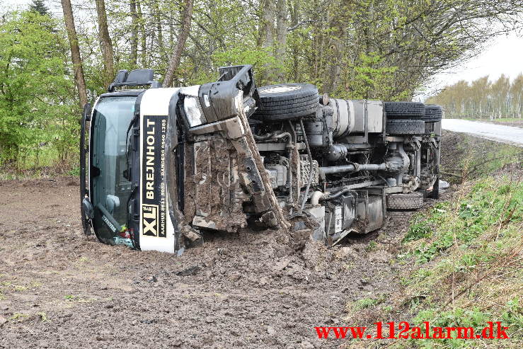 Lastbilen havnede i grøften. Bjerrevej ved Hornsyld. 05/05-2021. Kl. 12:42.