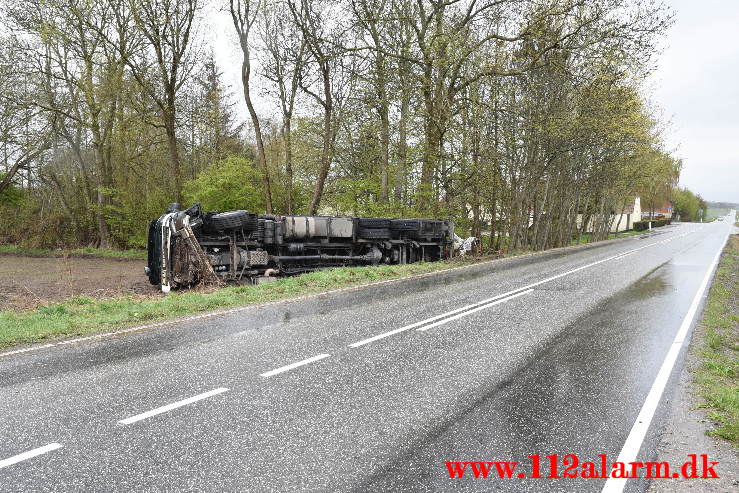 Lastbilen havnede i grøften. Bjerrevej ved Hornsyld. 05/05-2021. Kl. 12:42.