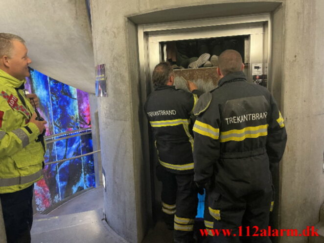 Fanget i en elevator. Tróndur P-hus i Vejle. 09/05-2021. Kl. 18:20.