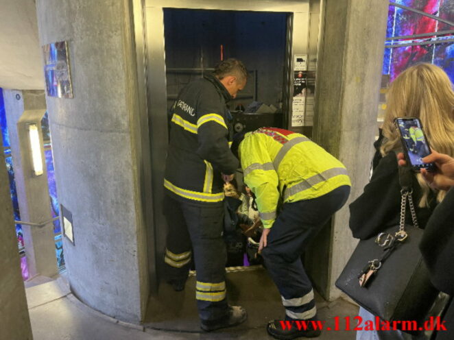 Fanget i en elevator. Tróndur P-hus i Vejle. 09/05-2021. Kl. 18:20.