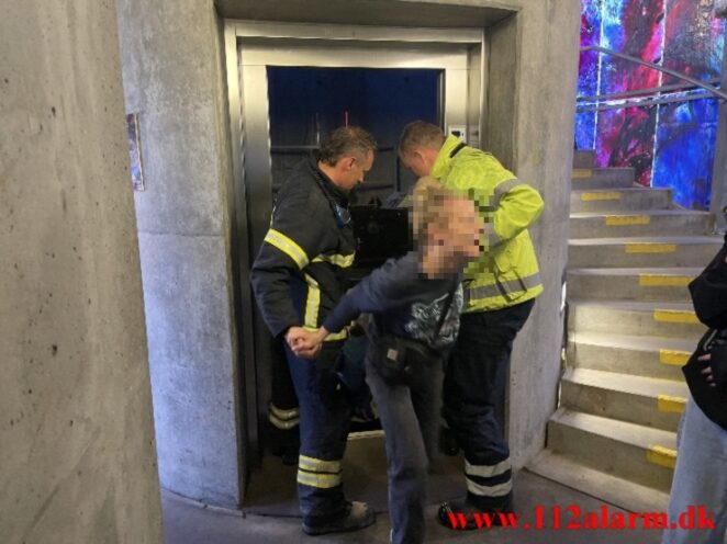 Fanget i en elevator. Tróndur P-hus i Vejle. 09/05-2021. Kl. 18:20.