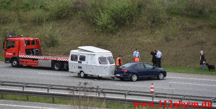 Væltet campingvogn. Motorvejen E45 i ved Vejle. 13/05-2021. Kl. 14:28.