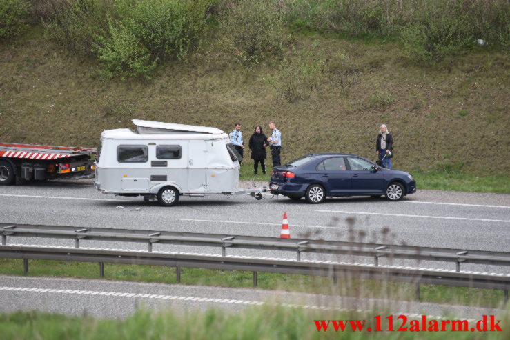 Væltet campingvogn. Motorvejen E45 i ved Vejle. 13/05-2021. Kl. 14:28.
