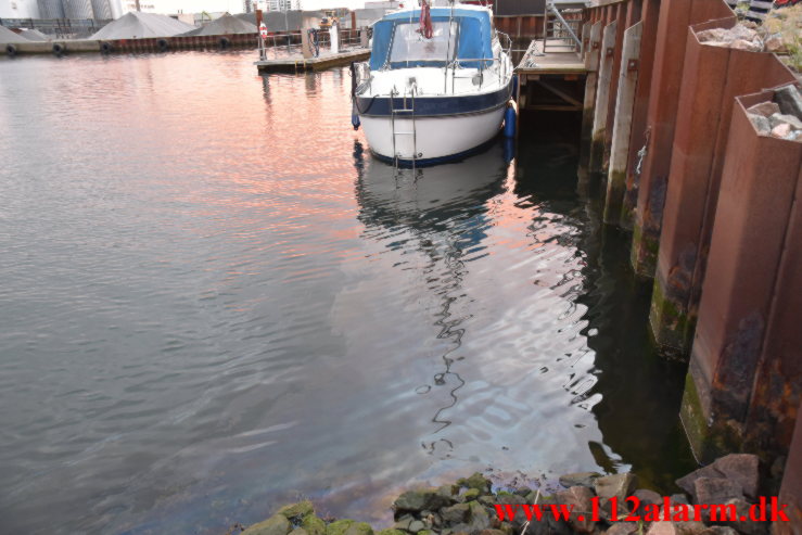 Sejlskib lækker olie. Vejle Havn. 18/05-2021. Kl. 21:13.