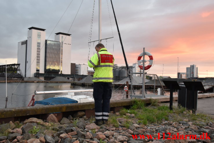 Sejlskib lækker olie. Vejle Havn. 18/05-2021. Kl. 21:13.