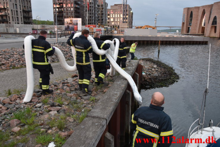 Sejlskib lækker olie. Vejle Havn. 18/05-2021. Kl. 21:13.