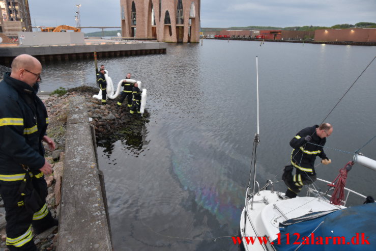 Sejlskib lækker olie. Vejle Havn. 18/05-2021. Kl. 21:13.