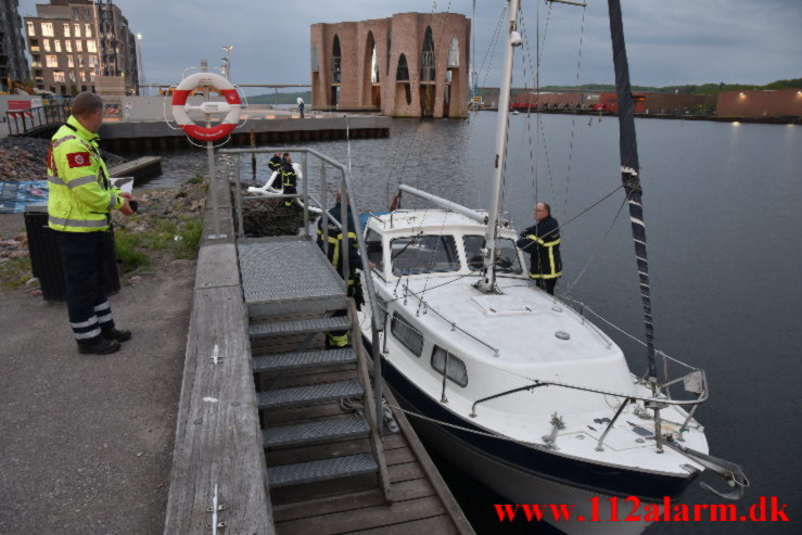 Sejlskib lækker olie. Vejle Havn. 18/05-2021. Kl. 21:13.