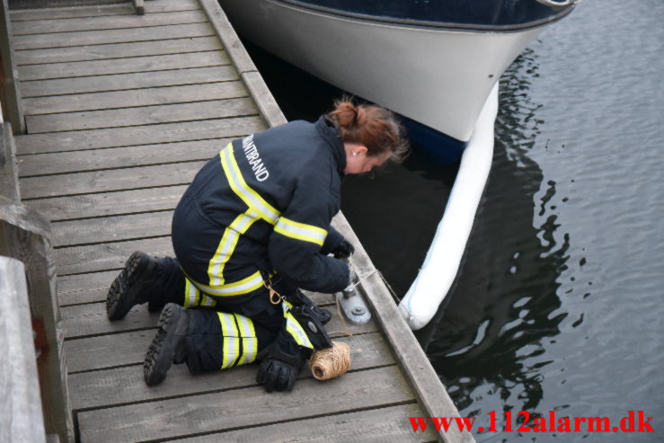 Sejlskib lækker olie. Vejle Havn. 18/05-2021. Kl. 21:13.