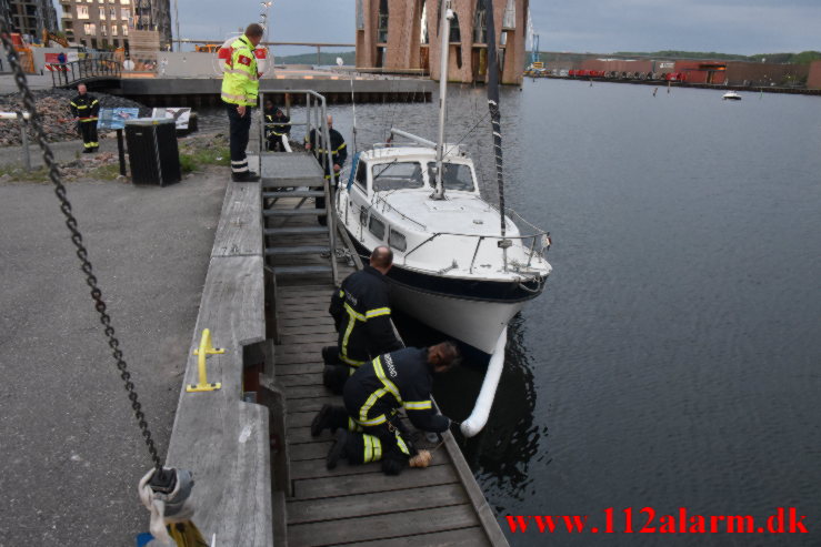 Sejlskib lækker olie. Vejle Havn. 18/05-2021. Kl. 21:13.