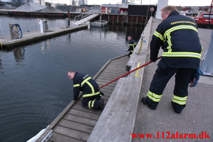 Sejlskib lækker olie. Vejle Havn. 18/05-2021. Kl. 21:13.