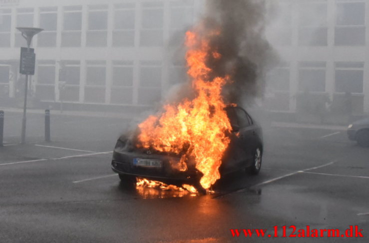 Bil brød i brand. Jyllandsgade i Vejle. 22/05-2021. Kl. 16:44.