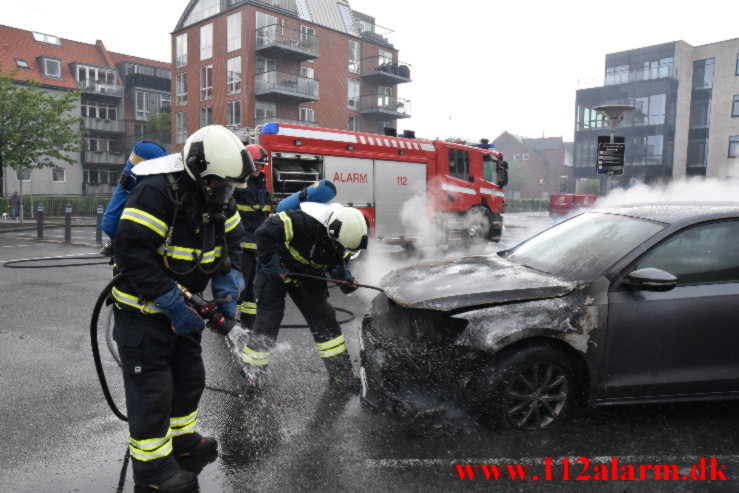 Bil brød i brand. Jyllandsgade i Vejle. 22/05-2021. Kl. 16:44.