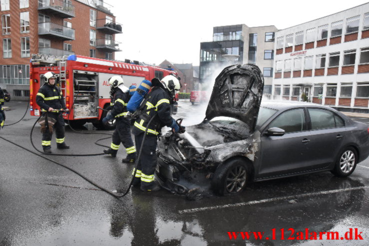 Bil brød i brand. Jyllandsgade i Vejle. 22/05-2021. Kl. 16:44.