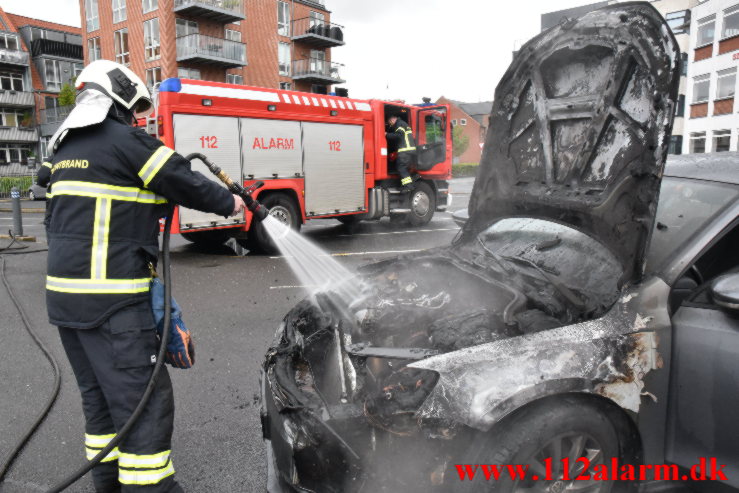 Bil brød i brand. Jyllandsgade i Vejle. 22/05-2021. Kl. 16:44.