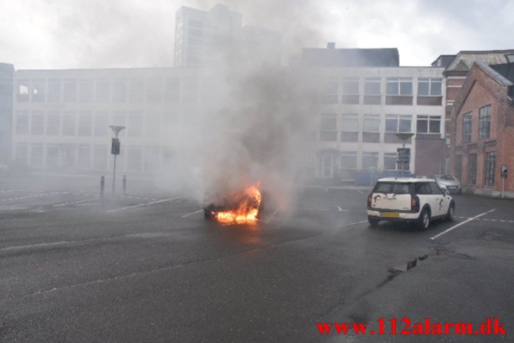 Bil brød i brand. Jyllandsgade i Vejle. 22/05-2021. Kl. 16:44.