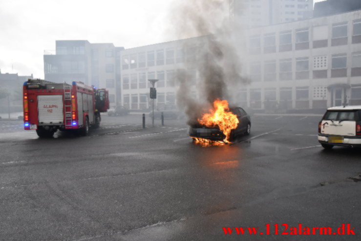 Bil brød i brand. Jyllandsgade i Vejle. 22/05-2021. Kl. 16:44.