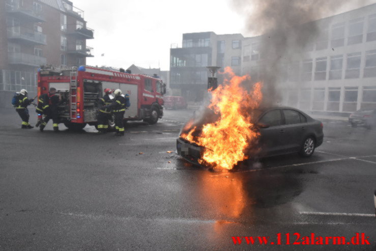 Bil brød i brand. Jyllandsgade i Vejle. 22/05-2021. Kl. 16:44.