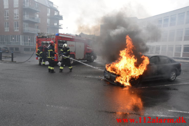 Bil brød i brand. Jyllandsgade i Vejle. 22/05-2021. Kl. 16:44.