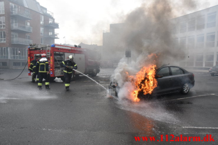 Bil brød i brand. Jyllandsgade i Vejle. 22/05-2021. Kl. 16:44.