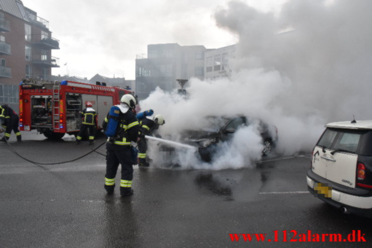 Bil brød i brand. Jyllandsgade i Vejle. 22/05-2021. Kl. 16:44.