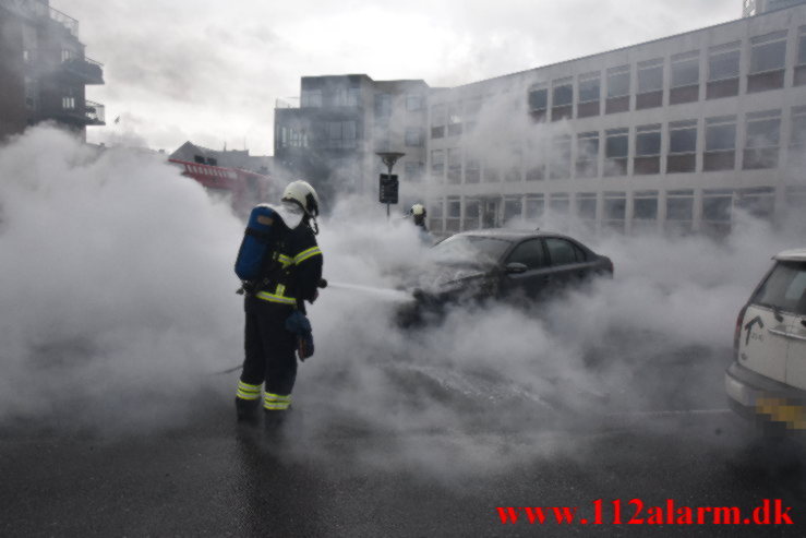 Bil brød i brand. Jyllandsgade i Vejle. 22/05-2021. Kl. 16:44.