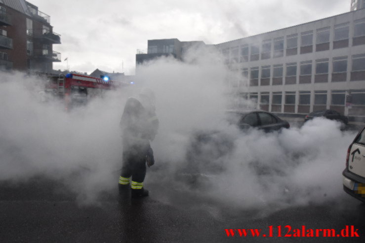 Bil brød i brand. Jyllandsgade i Vejle. 22/05-2021. Kl. 16:44.