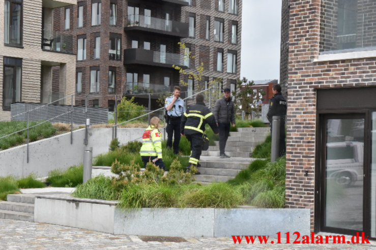 Tømmer stak ud over kanten. Havneøen 7100 Vejle. 23/05-2021. KL. 09:47.