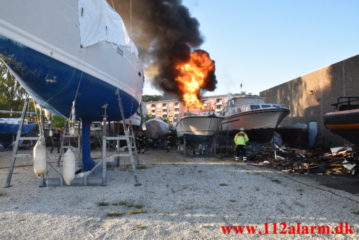 Explosion i sejlskib på land. Dyrskuevej i Vejle. 01/06-2021. Kl. 20:43.