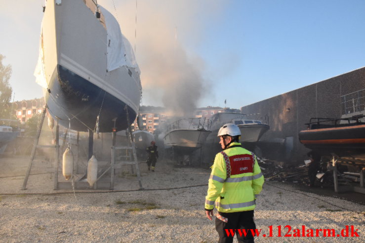 Explosion i sejlskib på land. Dyrskuevej i Vejle. 01/06-2021. Kl. 20:43.