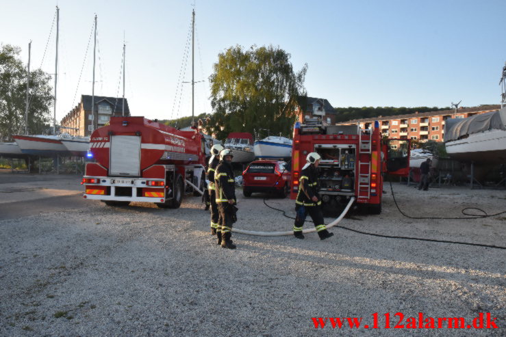 Explosion i sejlskib på land. Dyrskuevej i Vejle. 01/06-2021. Kl. 20:43.