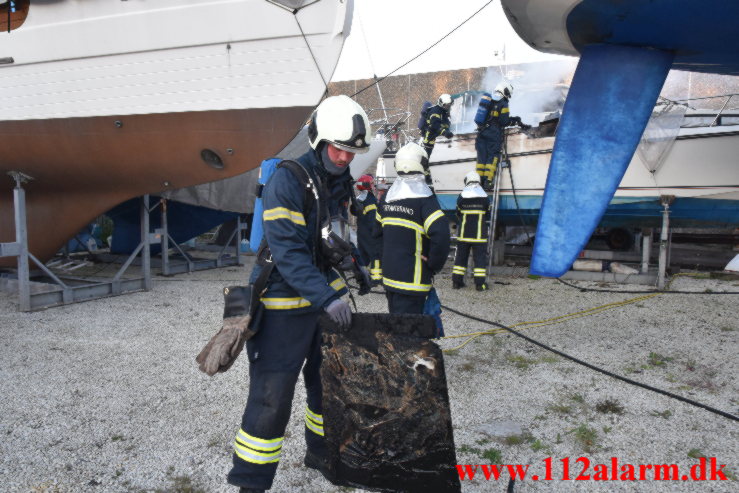 Explosion i sejlskib på land. Dyrskuevej i Vejle. 01/06-2021. Kl. 20:43.