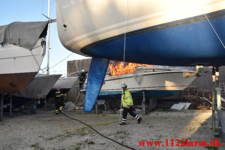 Explosion i sejlskib på land. Dyrskuevej i Vejle. 01/06-2021. Kl. 20:43.