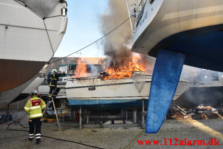 Explosion i sejlskib på land. Dyrskuevej i Vejle. 01/06-2021. Kl. 20:43.