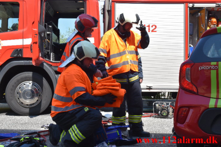 Slog en kolbøtte i krydset. Vesterbrogade og Vedelsgade i Vejle. 05/06-2021. KL. 13:13.