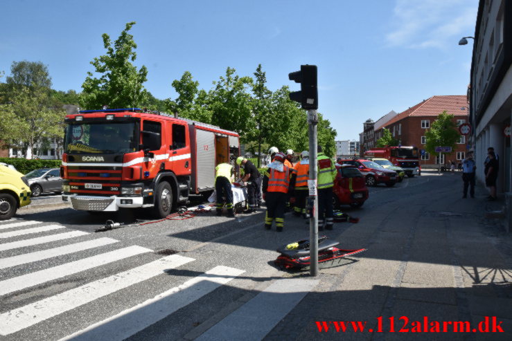 Slog en kolbøtte i krydset. Vesterbrogade og Vedelsgade i Vejle. 05/06-2021. KL. 13:13.