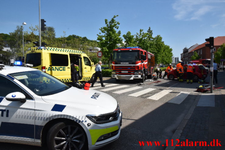 Slog en kolbøtte i krydset. Vesterbrogade og Vedelsgade i Vejle. 05/06-2021. KL. 13:13.