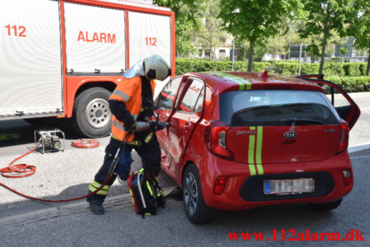 Slog en kolbøtte i krydset. Vesterbrogade og Vedelsgade i Vejle. 05/06-2021. KL. 13:13.