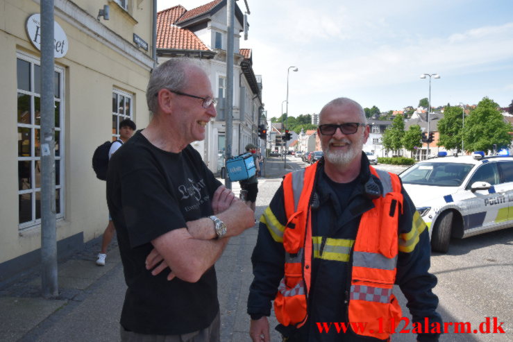 Slog en kolbøtte i krydset. Vesterbrogade og Vedelsgade i Vejle. 05/06-2021. KL. 13:13.