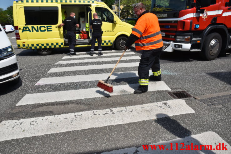 Slog en kolbøtte i krydset. Vesterbrogade og Vedelsgade i Vejle. 05/06-2021. KL. 13:13.